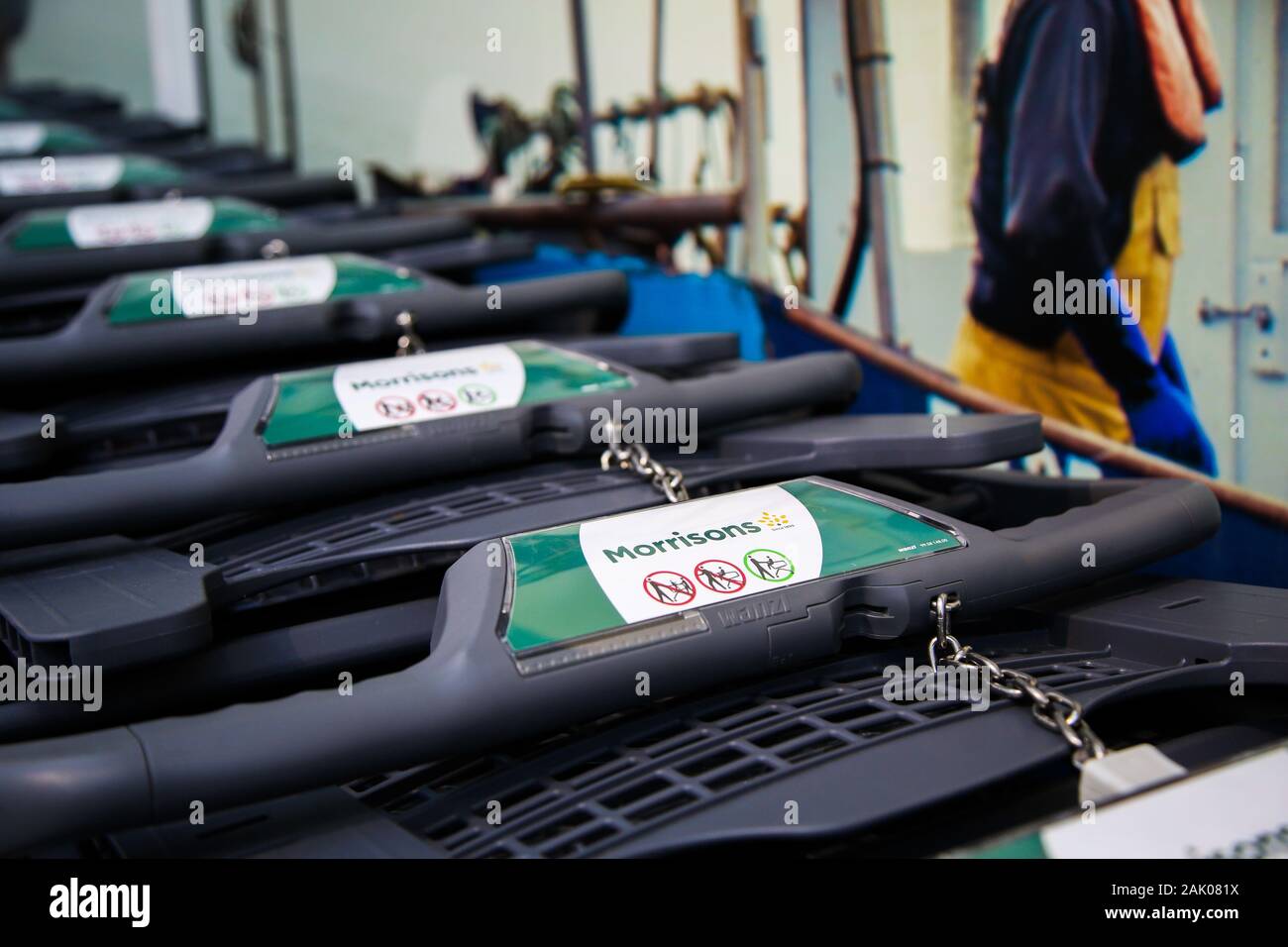 Einkaufswagen aufgereiht in der Morrison Supermarkt im Norden von London. Am Dienstag, den 7. Jan 2020, Wm Morrison Supermärkte wird sein Weihnachts Trading Statement lösen. Wm Morrison Supermärkte PLC ist eine der größten Ketten von Supermärkten im Vereinigten Königreich. Stockfoto