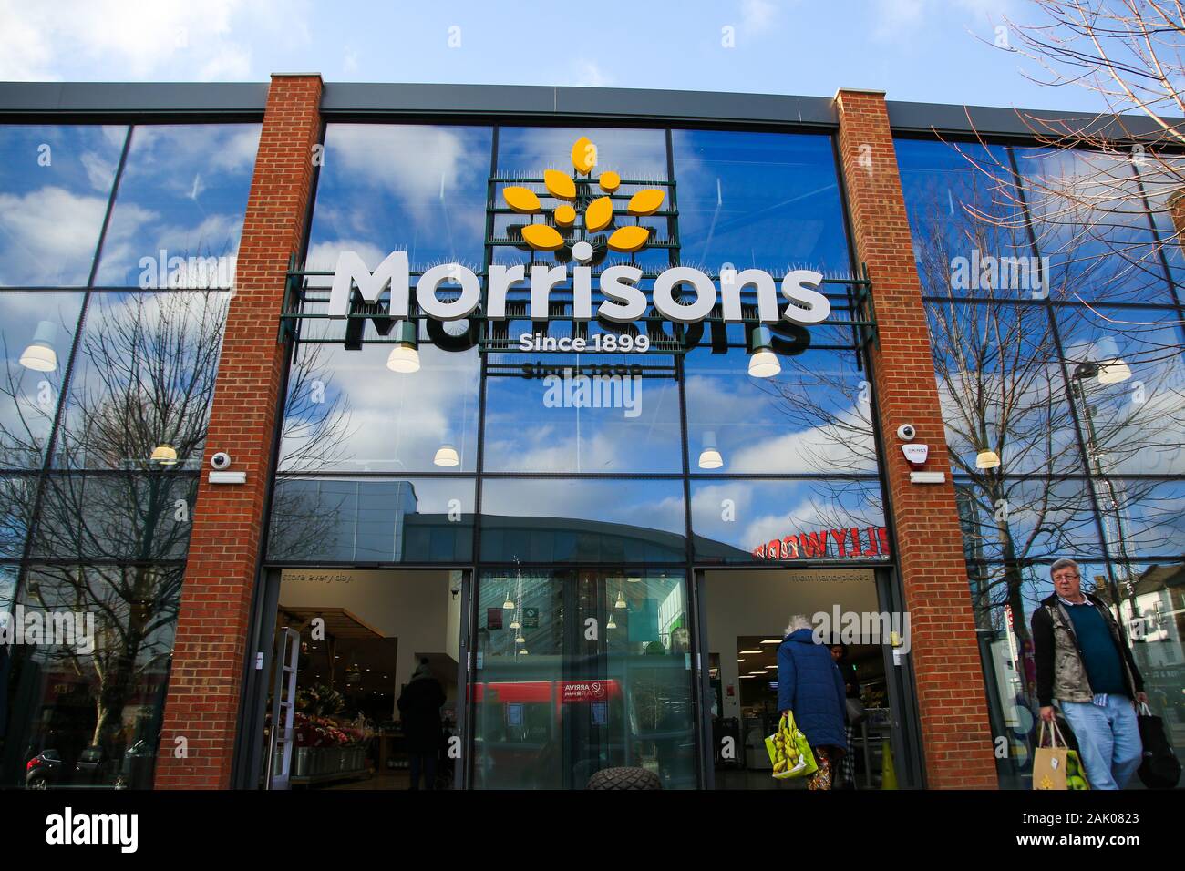 Shopper sind mit Morrison Einkaufstaschen außerhalb einer Niederlassung von Morrison Supermarkt in Nord London gesehen. Am Dienstag, den 7. Jan 2020, Wm Morrison Supermärkte seine Weihnachten Trading Statement veröffentlicht wird. Wm Morrison Supermärkte PLC ist eine der größten Ketten von Supermärkten im Vereinigten Königreich. Stockfoto
