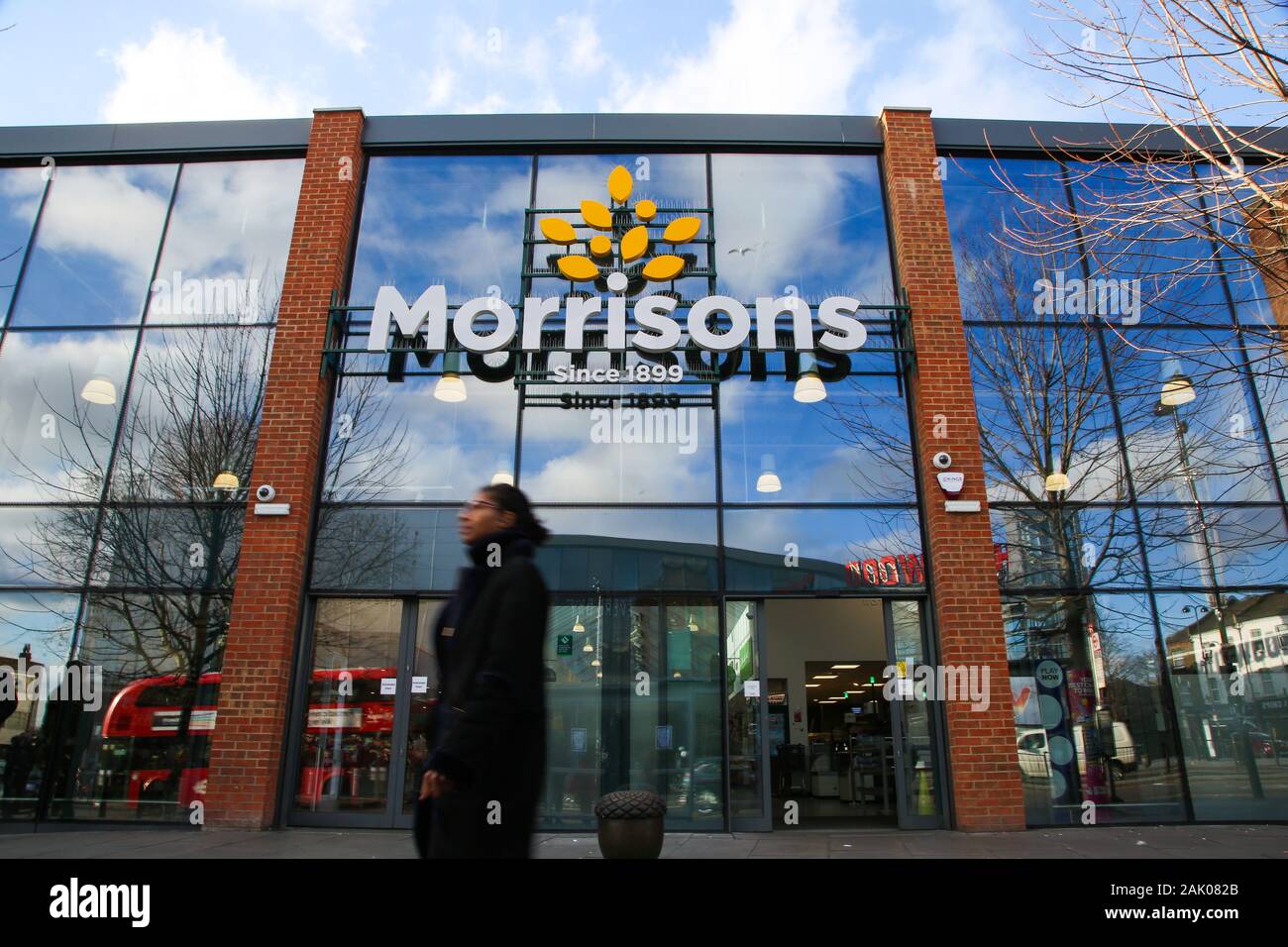Ein Käufer an einem Zweig von Morrison Supermarkt im Norden von London. Am Dienstag, den 7. Jan 2020, Wm Morrison Supermärkte wird sein Weihnachts Trading Statement lösen. Wm Morrison Supermärkte PLC ist eine der größten Ketten von Supermärkten im Vereinigten Königreich. Stockfoto