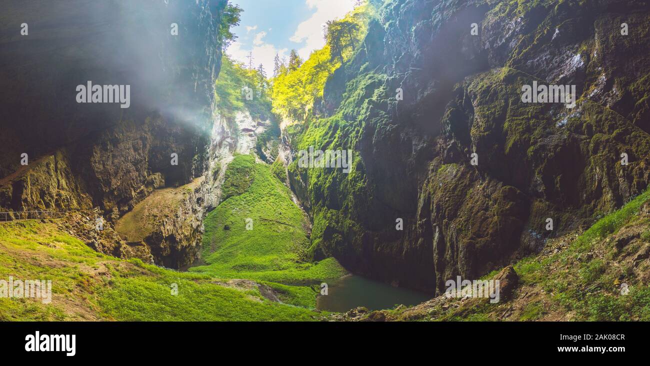 Macocha Gorge - Der Macocha Abyss. Sinkloch im mährischen Karst-Punkva-Höhlensystem Tschechiens. Blick vom unteren Rand des Abgrunds. Stockfoto