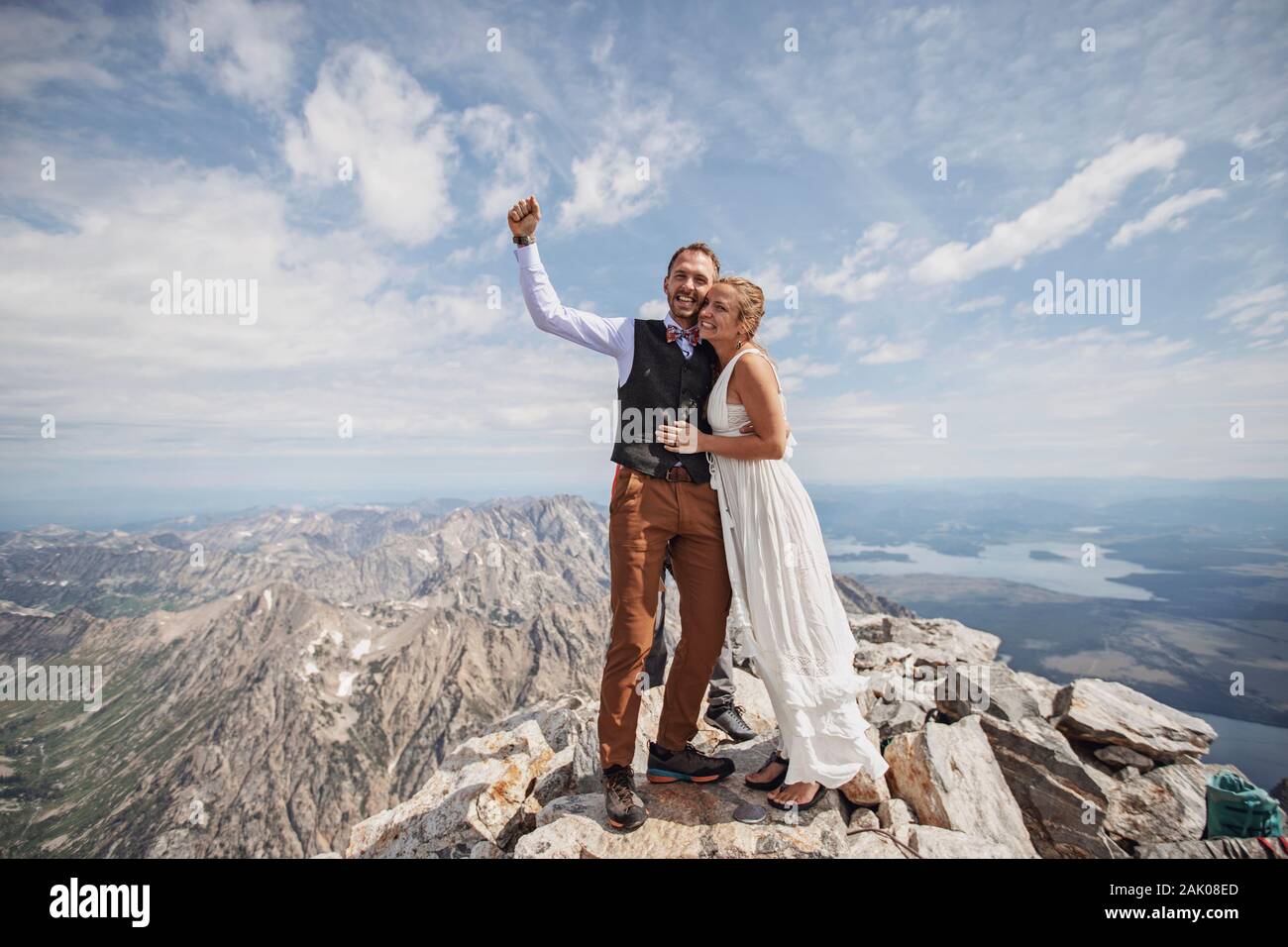 Frisch vermählte Braut und Bräutigam feiern nach der Hochzeit auf dem Berg Stockfoto