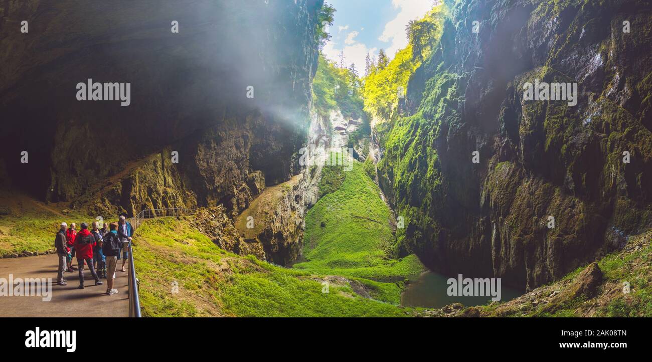 Macocha Gorge - The Macocha Abyss (Propast Macocha). Sinkloch im mährischen Karst-Punkva-Höhlensystem Tschechiens. Menschen am unteren Rand. Stockfoto