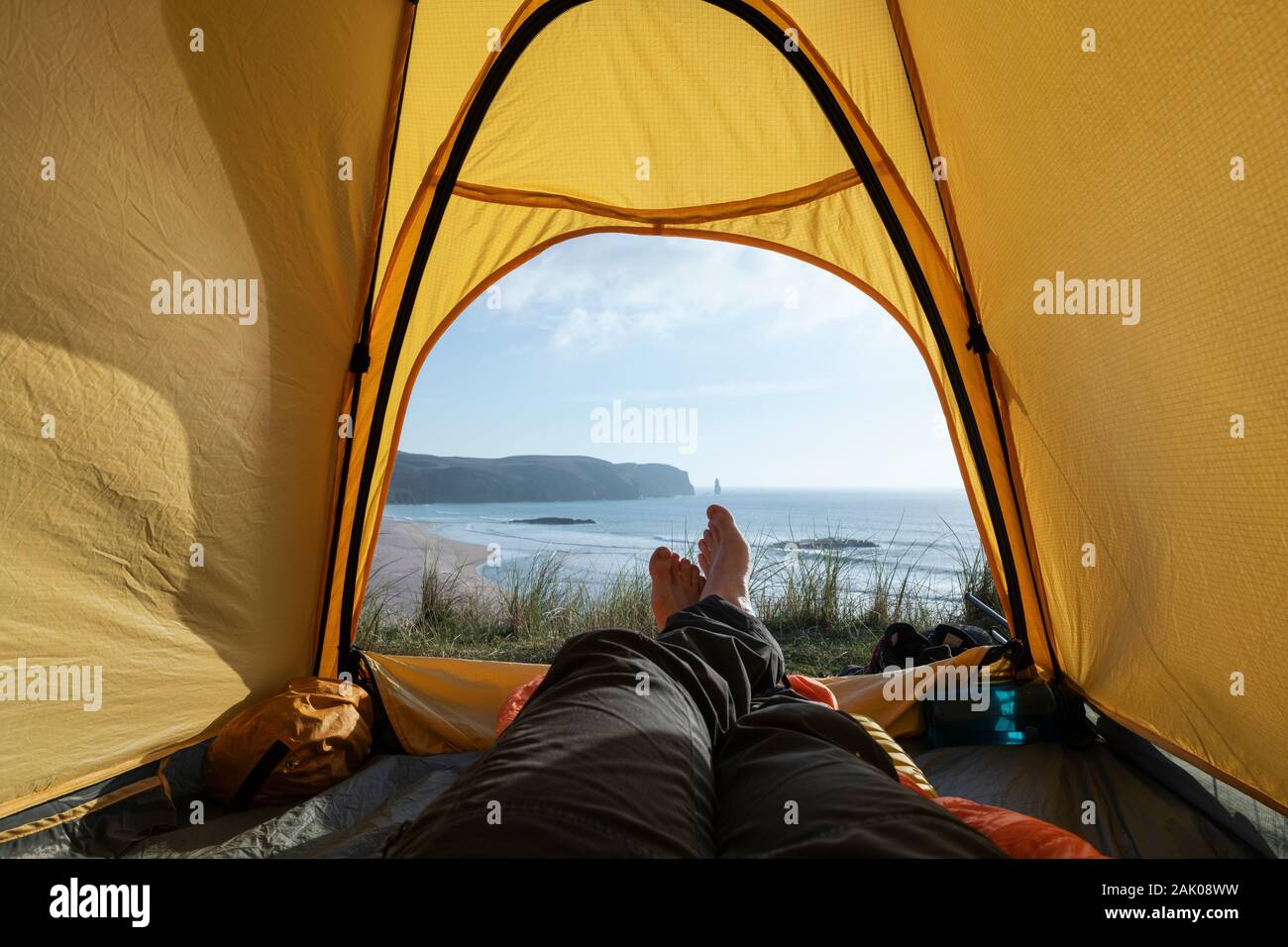Wild camping Schottland Grobritannien; eine Person wild camping in einem  Zelt am Gullane Beach, Firth of Forth, Schottland Grobritannien  Stockfotografie - Alamy