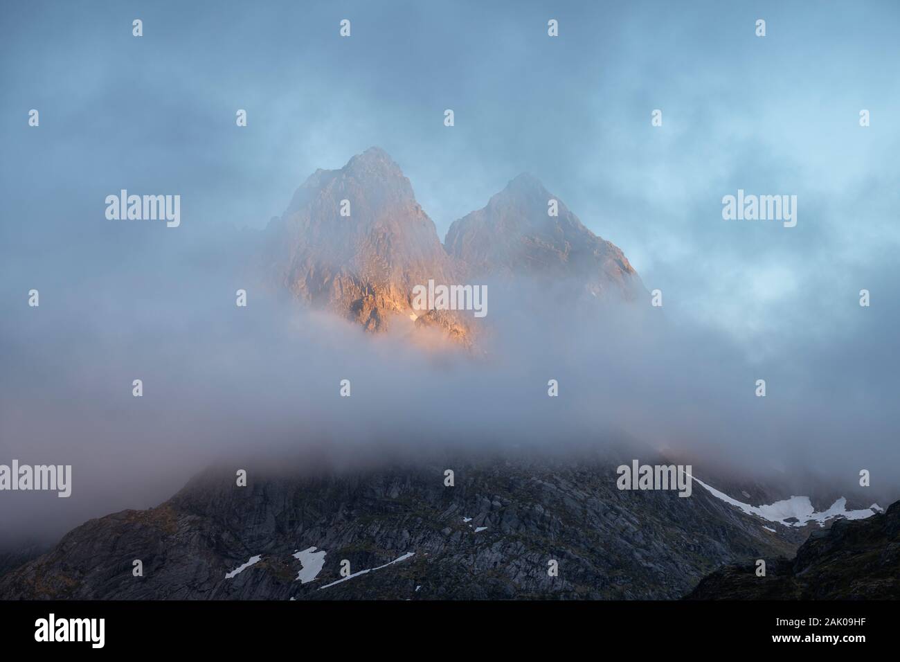 Berggipfel aus Wolken, Moskenesøy, Lofoten, Norwegen Stockfoto