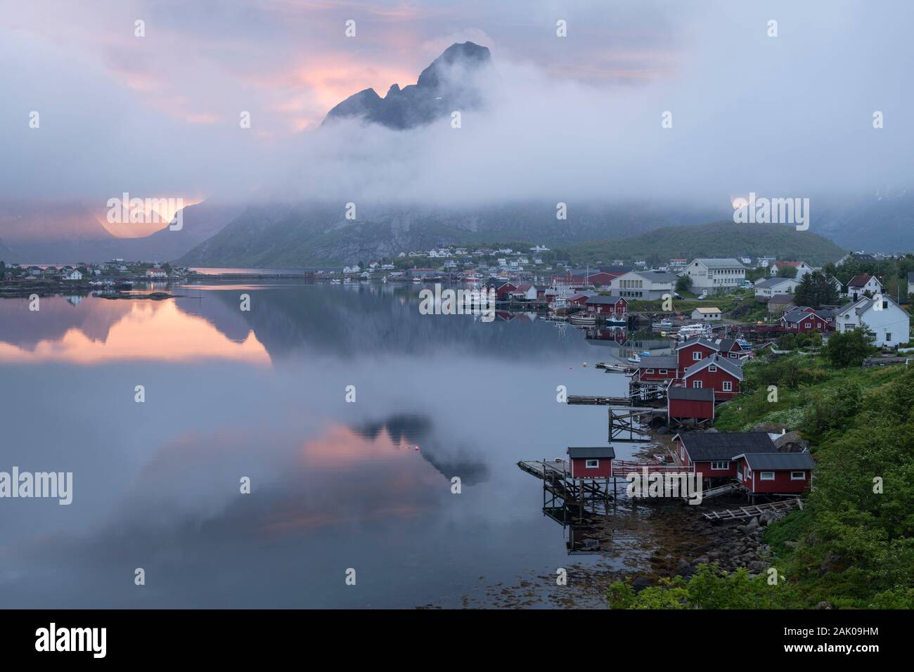 Misty Wolken über Osltind Berg um Mitternacht, Reine, Moskenesøy, Lofoten, Norwegen Stockfoto