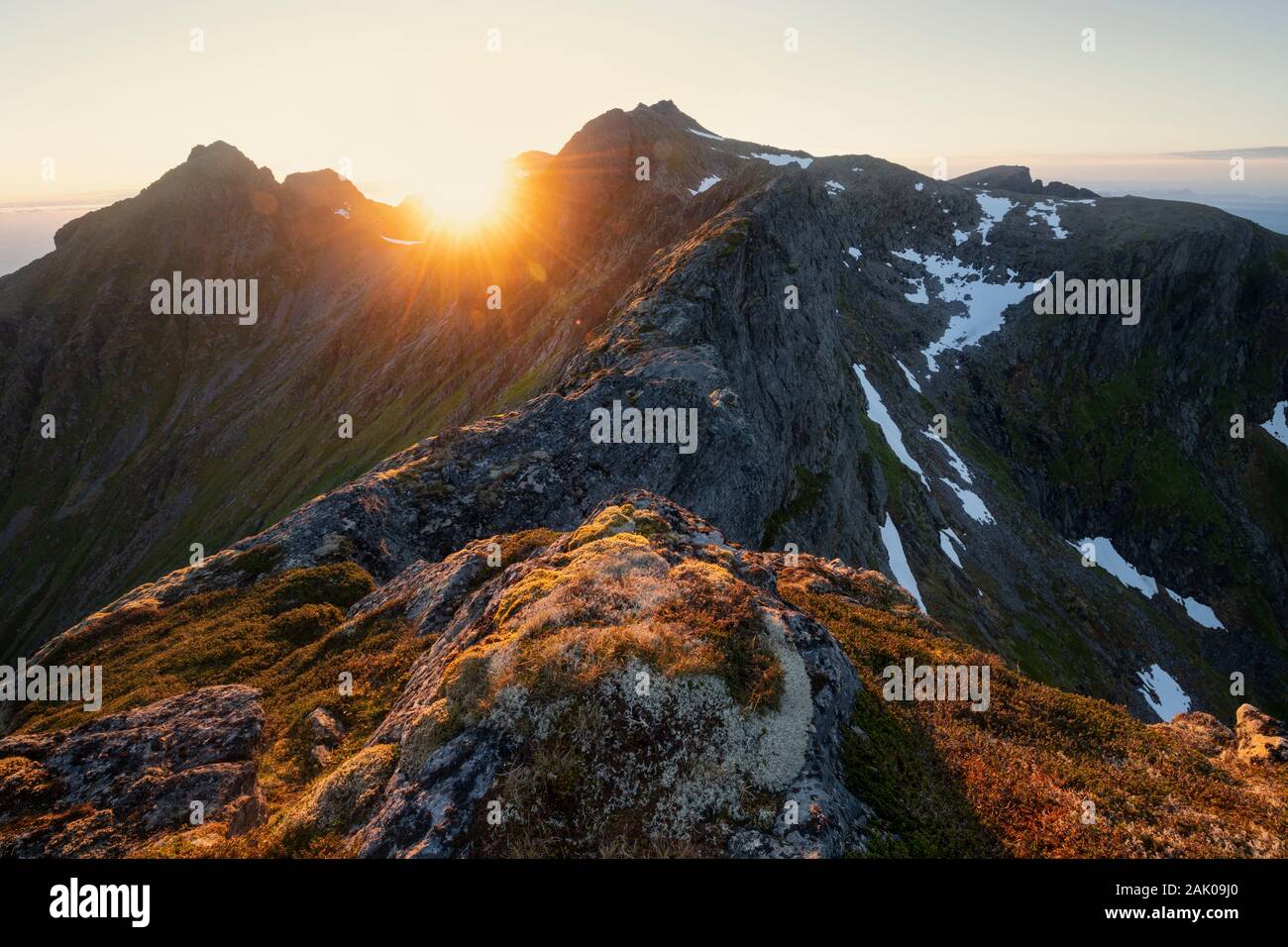 Sommer Mitternachtssonne disspears hinter Berg, Moskenesøy, Lofoten, Norwegen Stockfoto