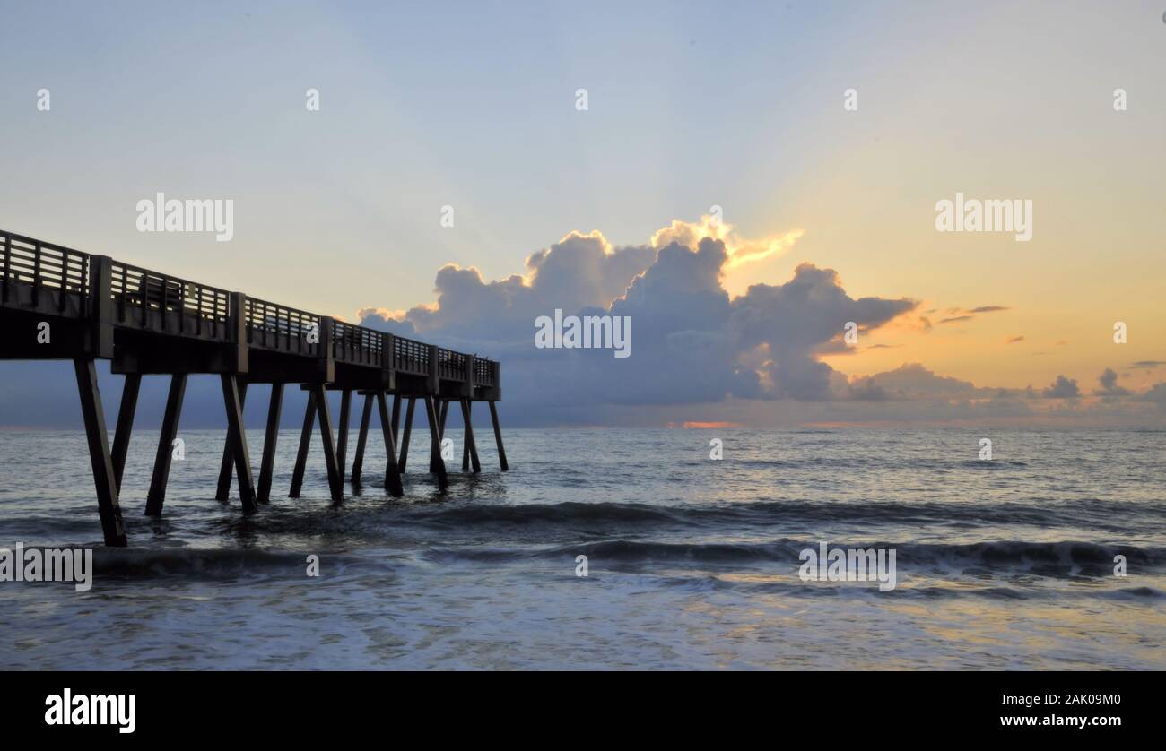 Entfernte Stürme vom Vero Beach Pier bei Sonnenaufgang Stockfoto