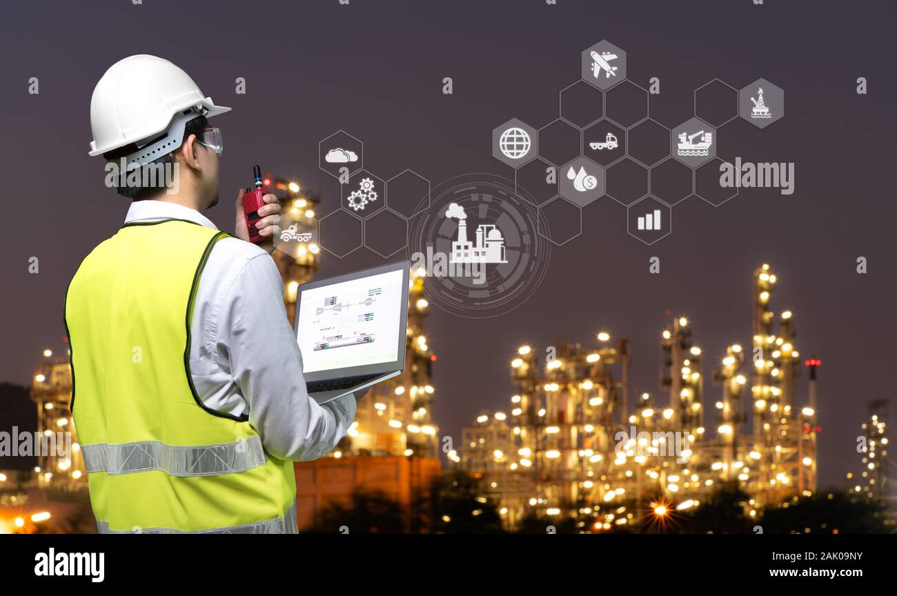 Ingenieur holding Walkie talkie Arbeiten an raffinerieanlage mit Symbol Anschluss Networking, Konzept Bild Stockfoto