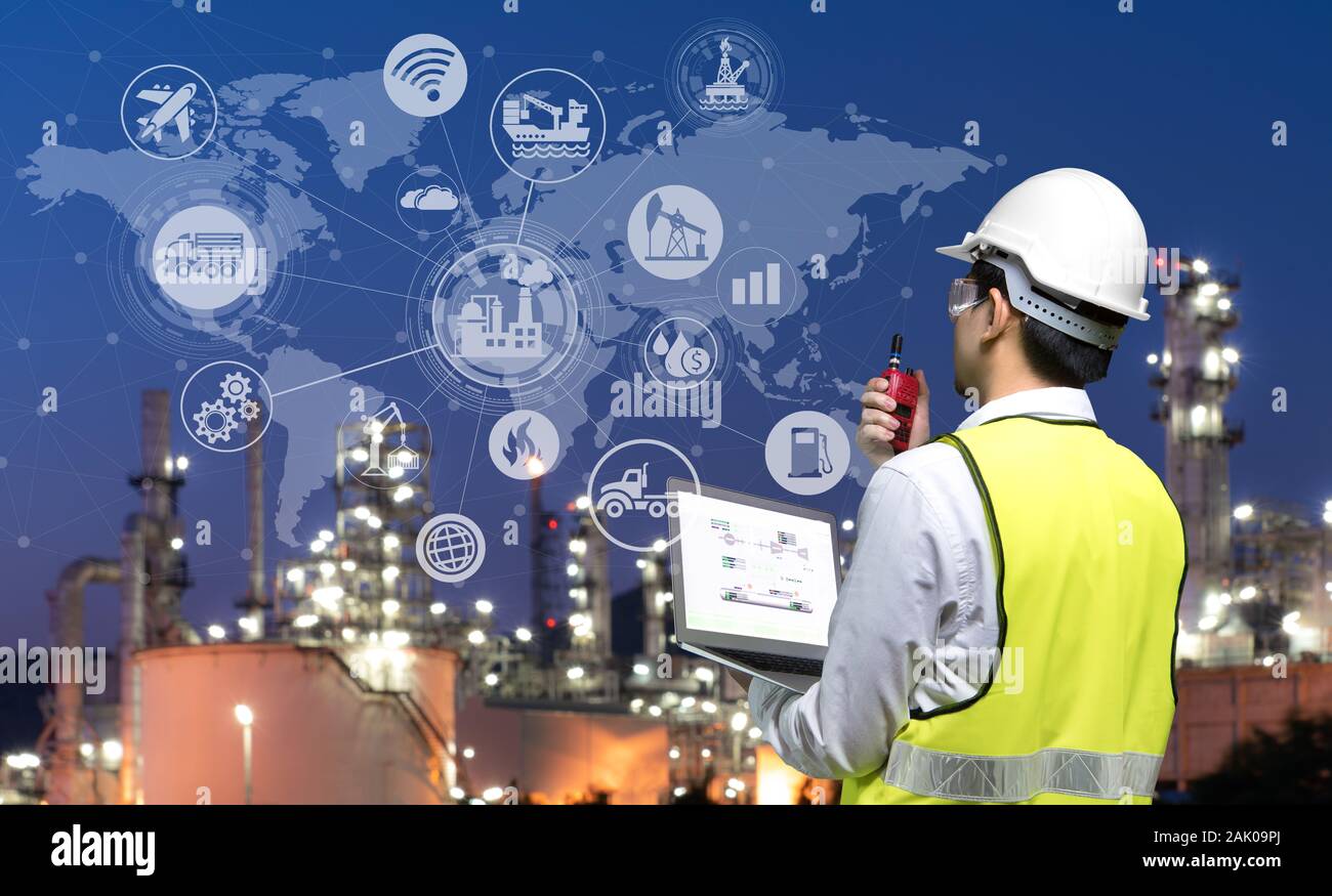 Ingenieur holding Walkie talkie Arbeiten an raffinerieanlage mit Symbol Anschluss Networking, Konzept Bild Stockfoto