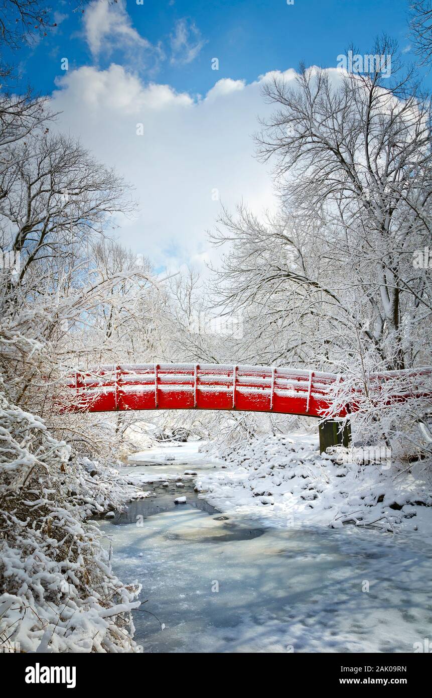 Rote Brücke mit neuer Schneedecke Stockfoto