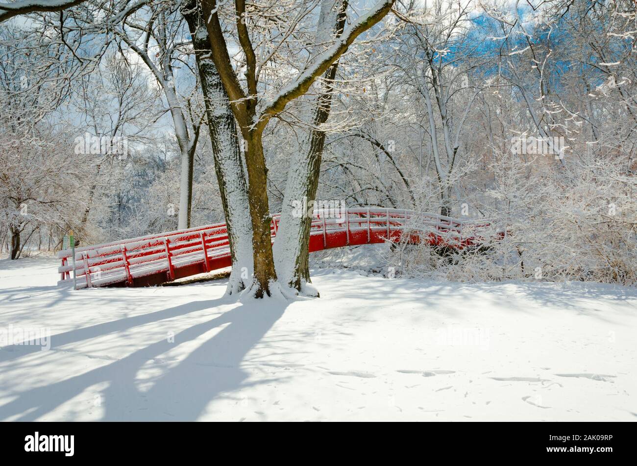 Rote Brücke mit neuer Schneedecke Stockfoto