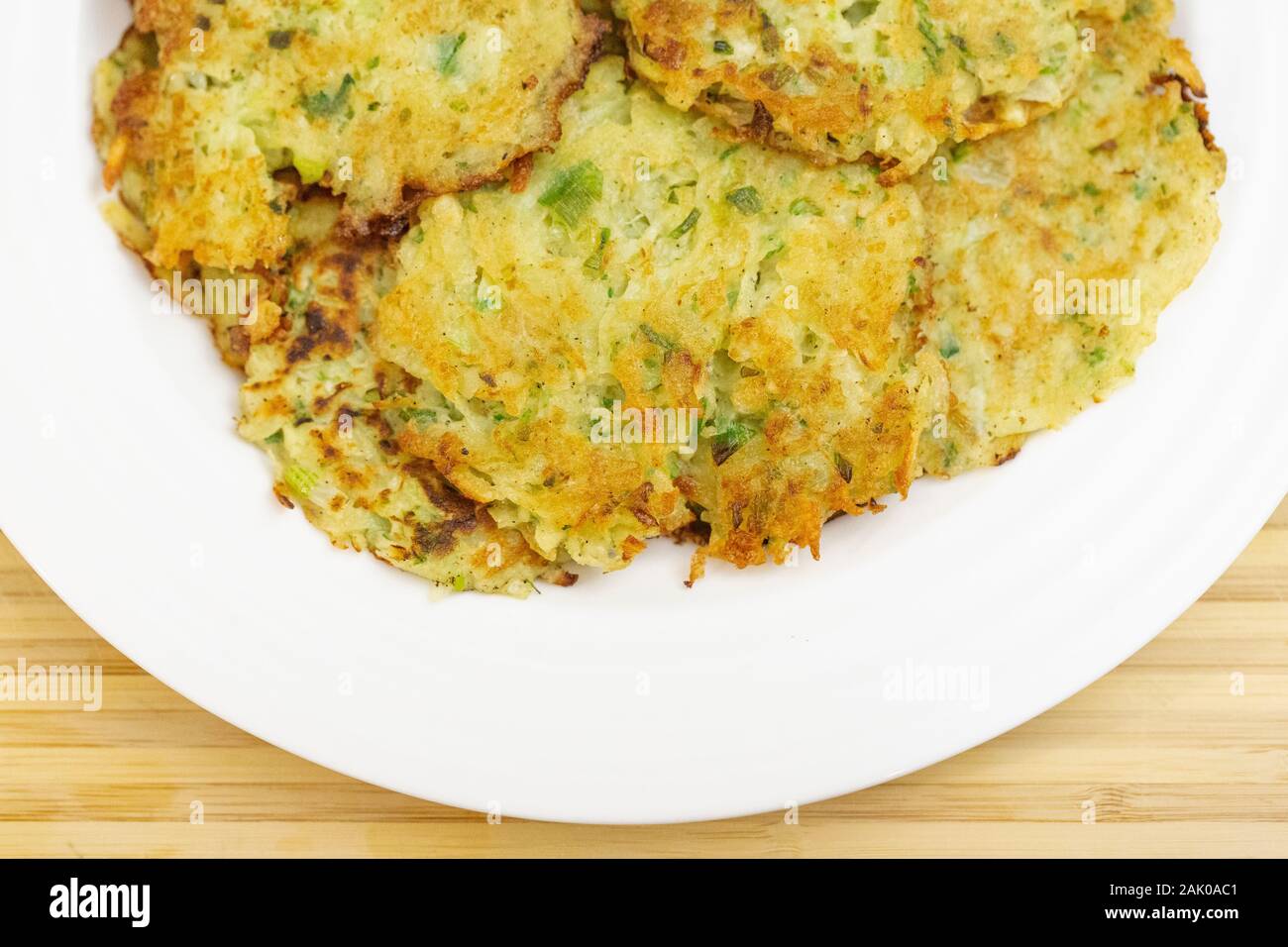 Kartoffelpfannkuchen auf weißem Teller gestapelt, um für Chanukkah serviert zu werden Stockfoto