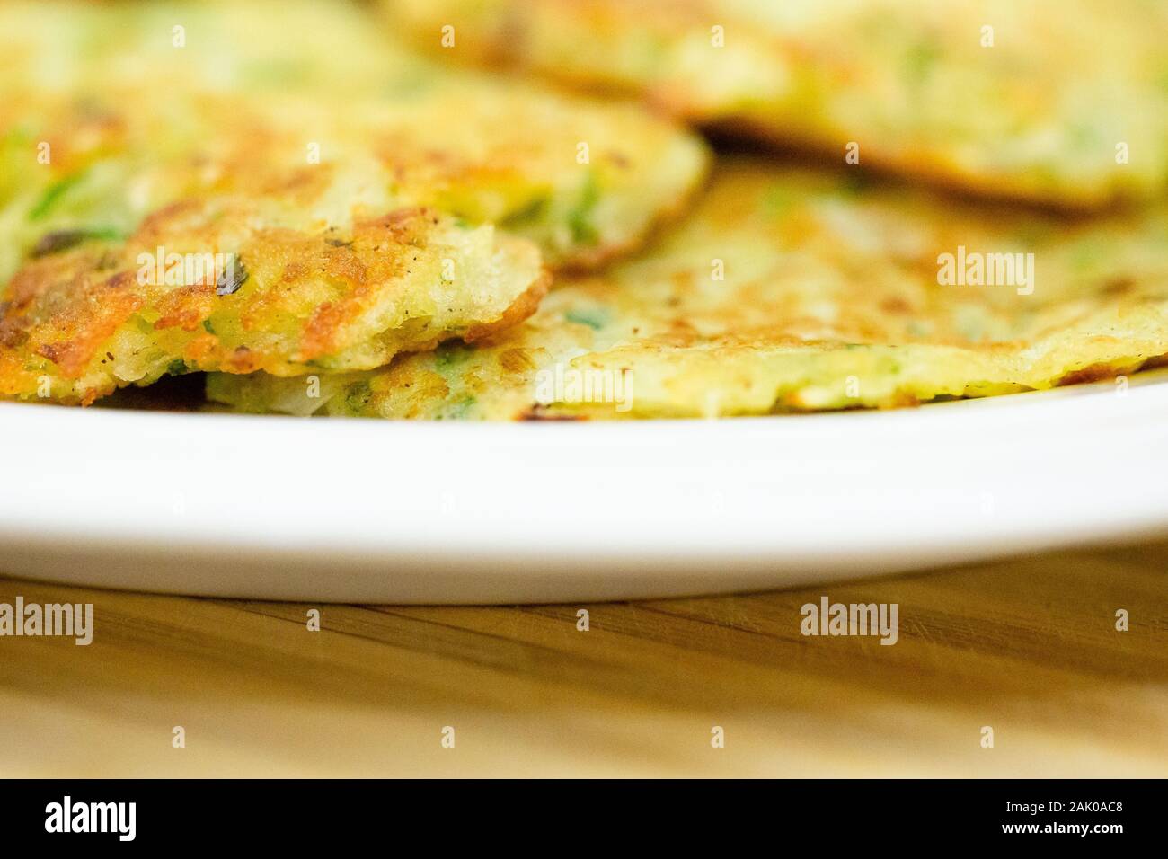 Nahaufnahme Vorderansicht der vorbereiteten Latkes auf Platte für Chanukkah gestapelt Stockfoto