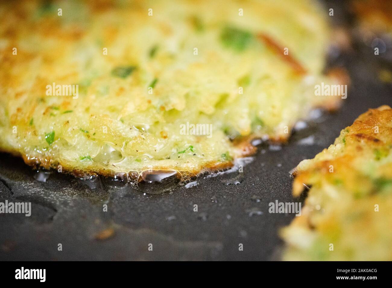 Gebratene Speisen werden in Vorbereitung für Chanukkah gemacht Stockfoto