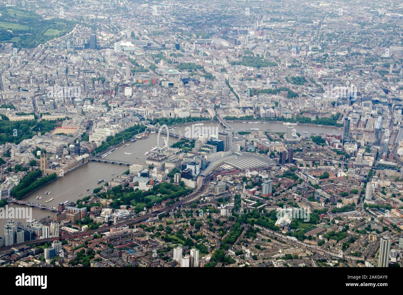 Luftaufnahme Norden über Lambeth und Waterloo Station auf dem Weg zur Themse, Westminster und Camden in London suchen. Stockfoto