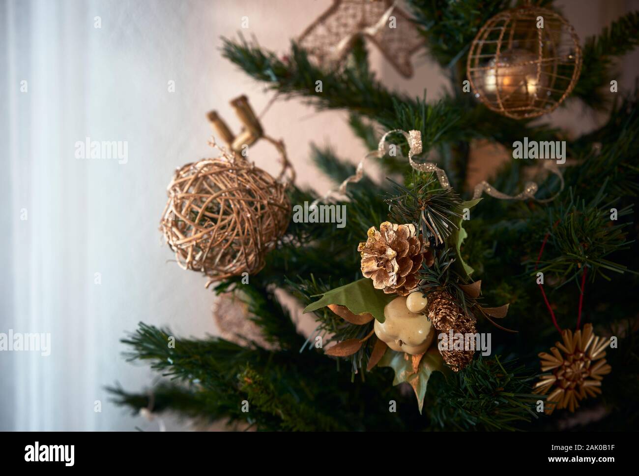weihnachtsbaum mit goldenen Kugeln Stockfoto