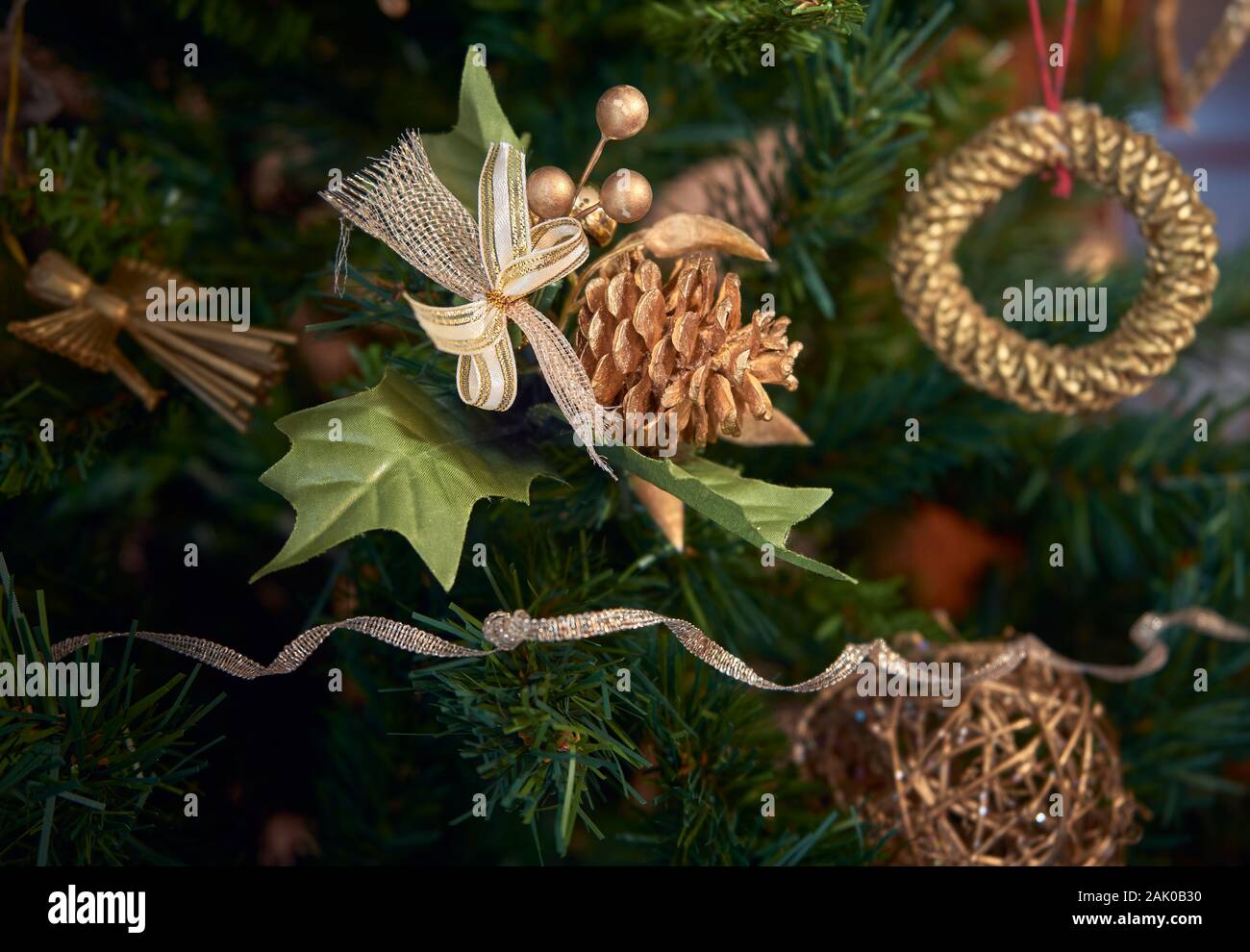 weihnachtsbaum mit goldenen Kugeln Stockfoto