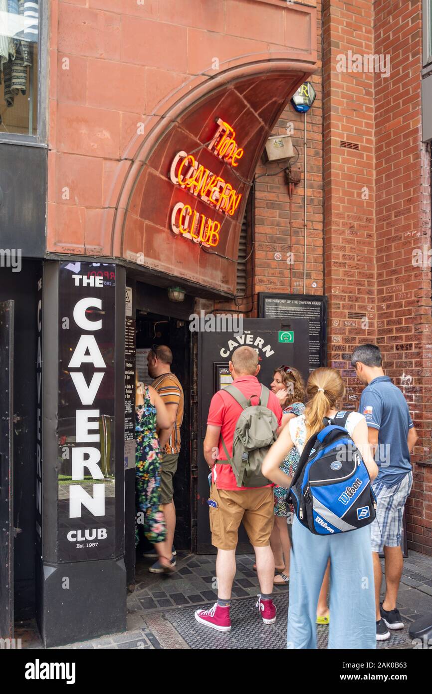 Touristen am Eingang zu den Cavern Club, Mathew Street, Liverpool, Merseyside, England, Vereinigtes Königreich Stockfoto