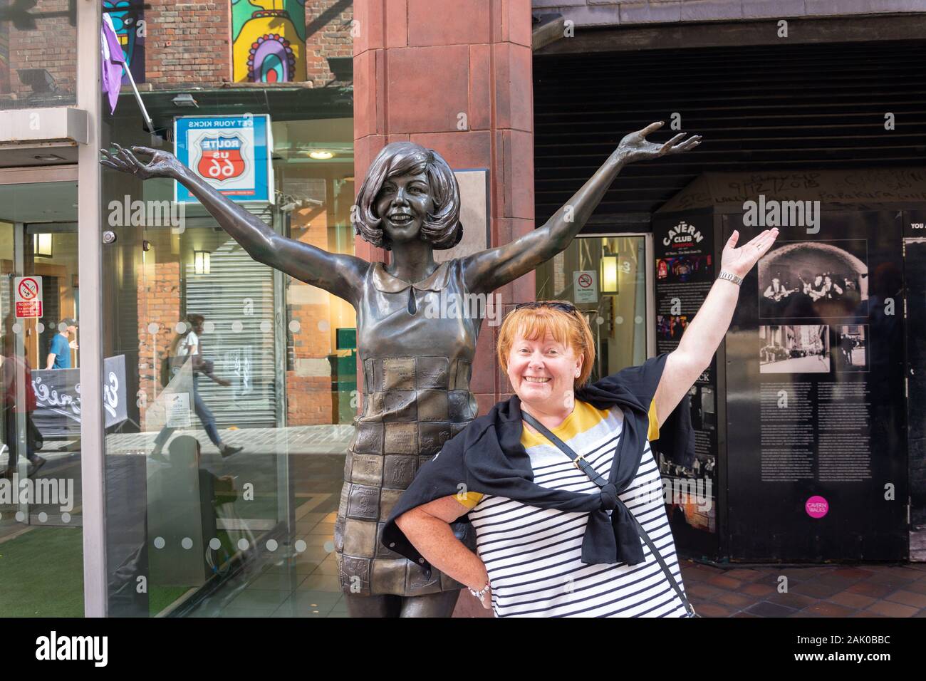 Statue von Sängerin Cilla Black außerhalb der Cavern Club, Mathew Street, Liverpool, Merseyside, England, Vereinigtes Königreich Stockfoto