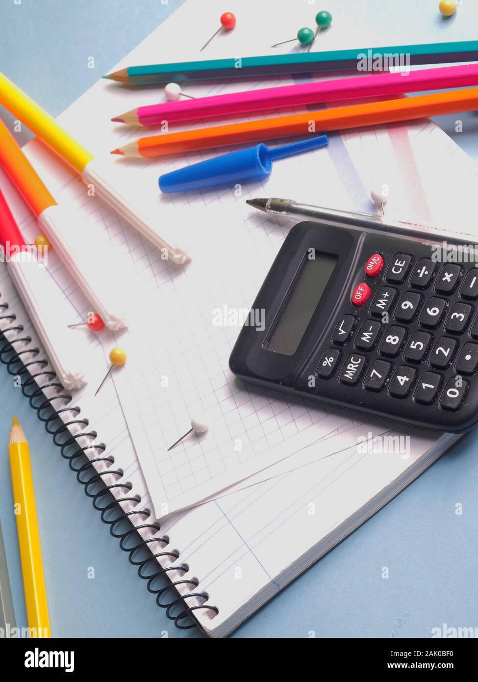 Schule Material auf Blau bagckground. Ansicht von oben. Stockfoto
