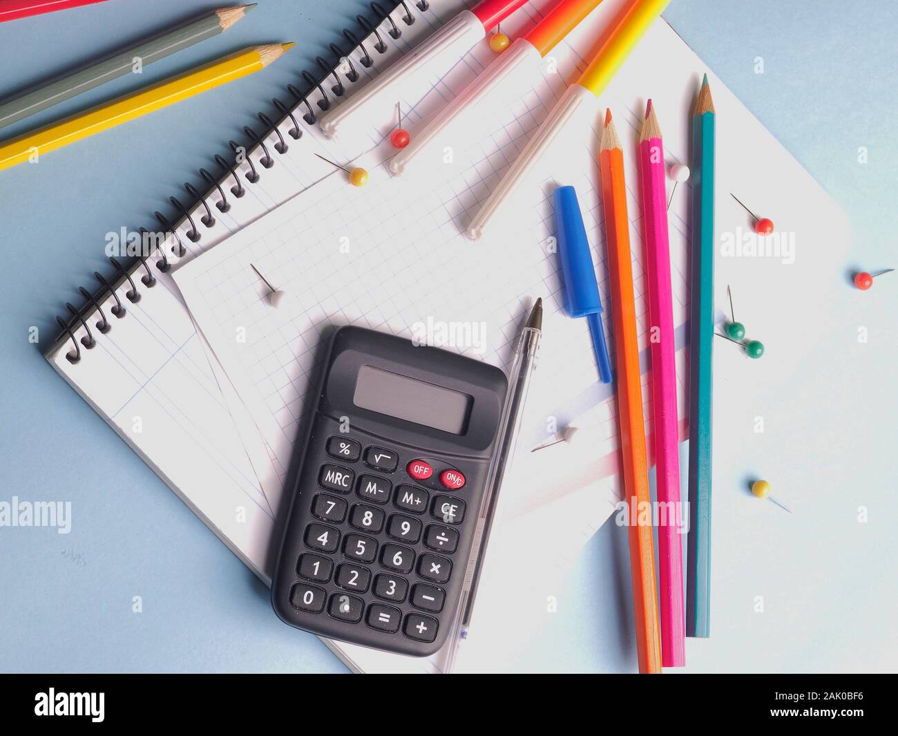 Schule Material auf Blau bagckground. Ansicht von oben. Stockfoto