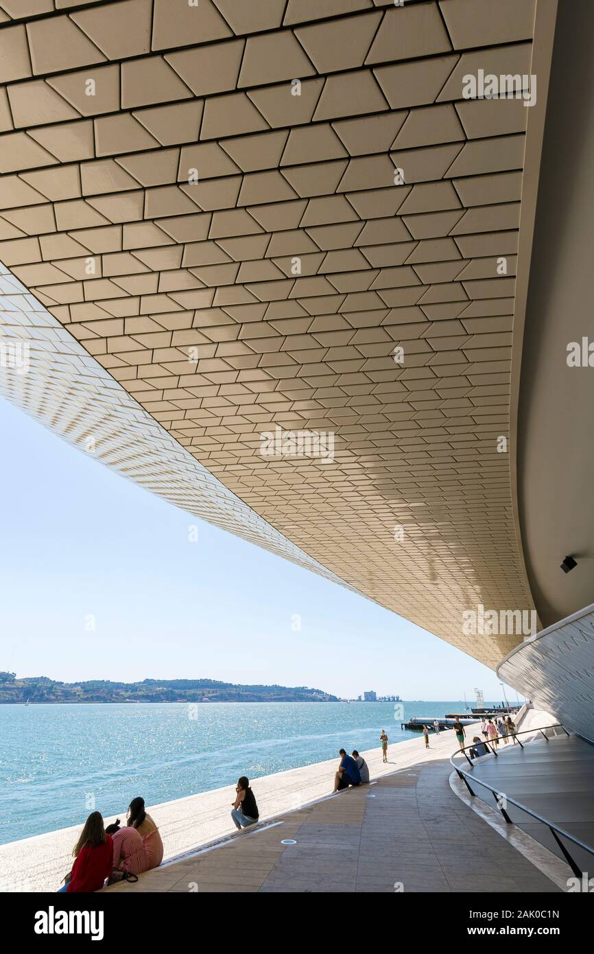 Fluss Tejo und Menschen vor dem Museum für Kunst, Architektur und Technologie (MAAT) im Stadtteil Belem in Lissabon, Portugal. Stockfoto