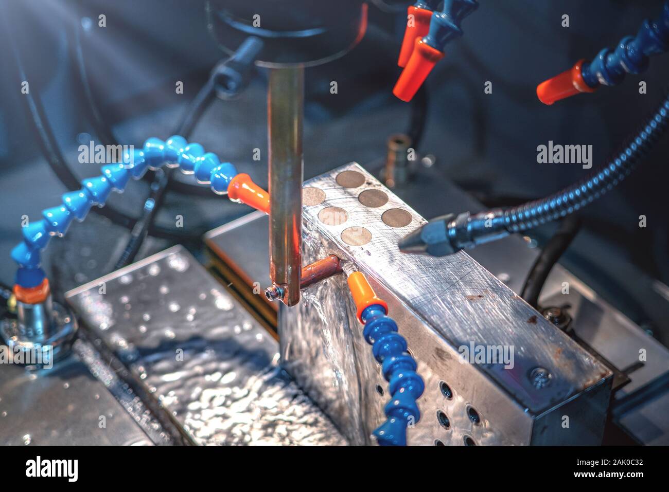 CNC-Maschine schneiden Metallteile durch Wasser Jet Druck Stockfoto CNC-Maschine schneiden Metallteile durch Wasser Jet Druck Stockfoto