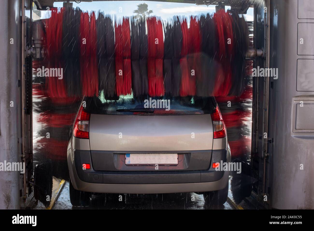Auto Waschanlage In Der Nähe Jetzt Geöffnet Auto in der waschanlage -Fotos und -Bildmaterial in hoher Auflösung – Alamy