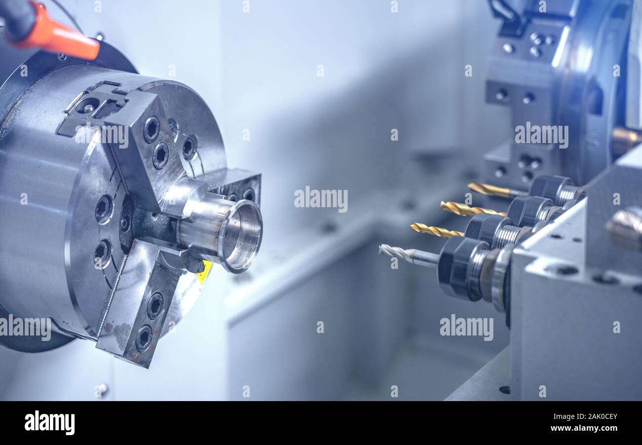 CNC-Drehmaschine Maschine bohren die Metallstangen mit Bohrer Werkzeuge Stockfoto CNC-Drehmaschine Maschine bohren die Metallstangen mit Bohrer Werkzeuge Stockfoto