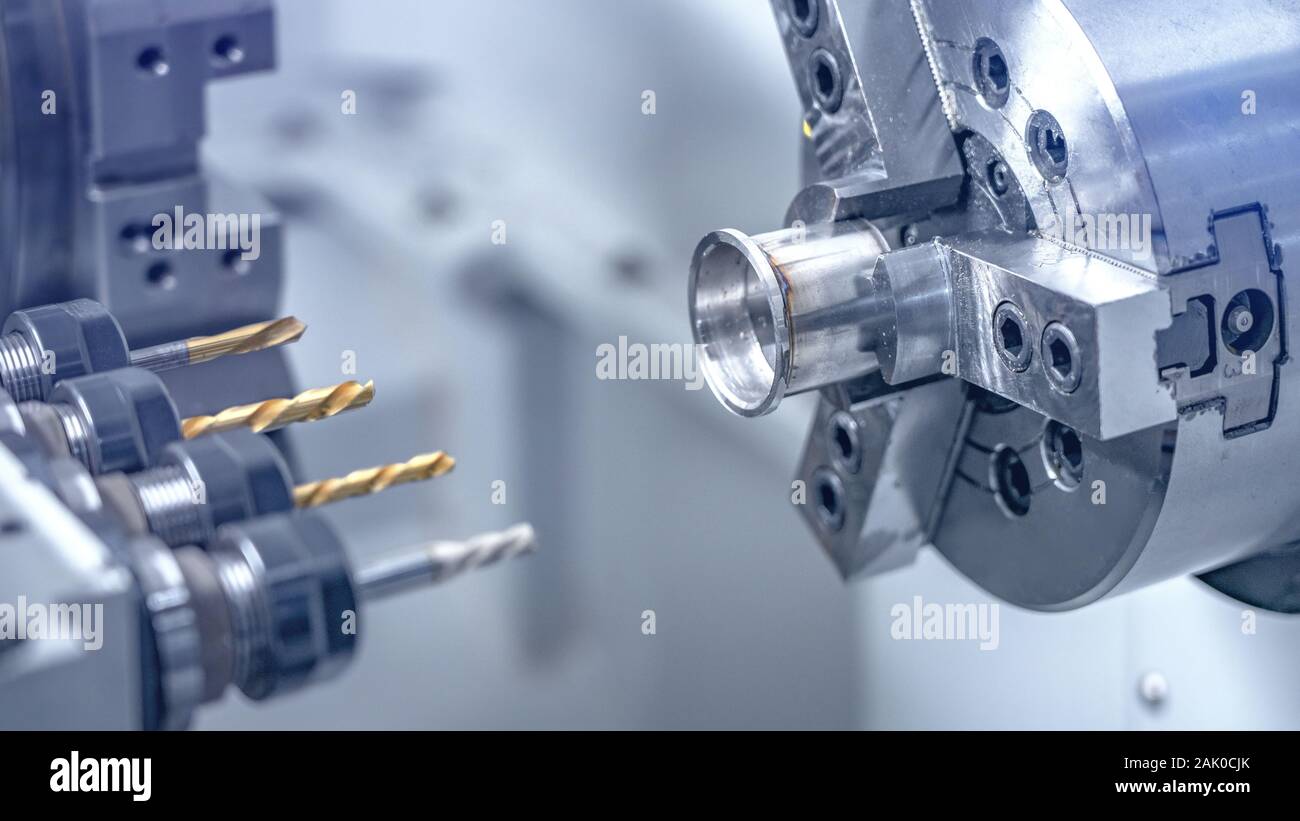 CNC-Drehmaschine Maschine bohren die Metallstangen mit Bohrer Werkzeuge Stockfoto