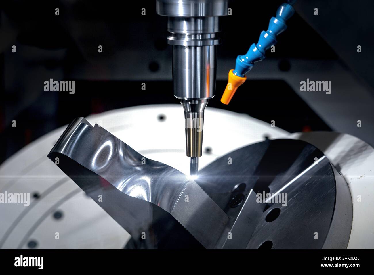 Hochpräzise CNC-Fräsmaschine für die Metallteile mit Blades Stockfoto