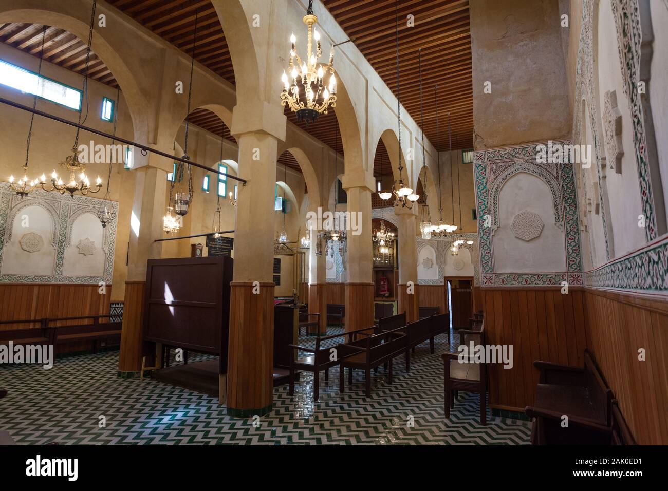 Das Innere der Slat Al Fassiyine Synagoge im alten jüdischen Viertel (Mellah) in Fes (Fez), Marokko Stockfoto