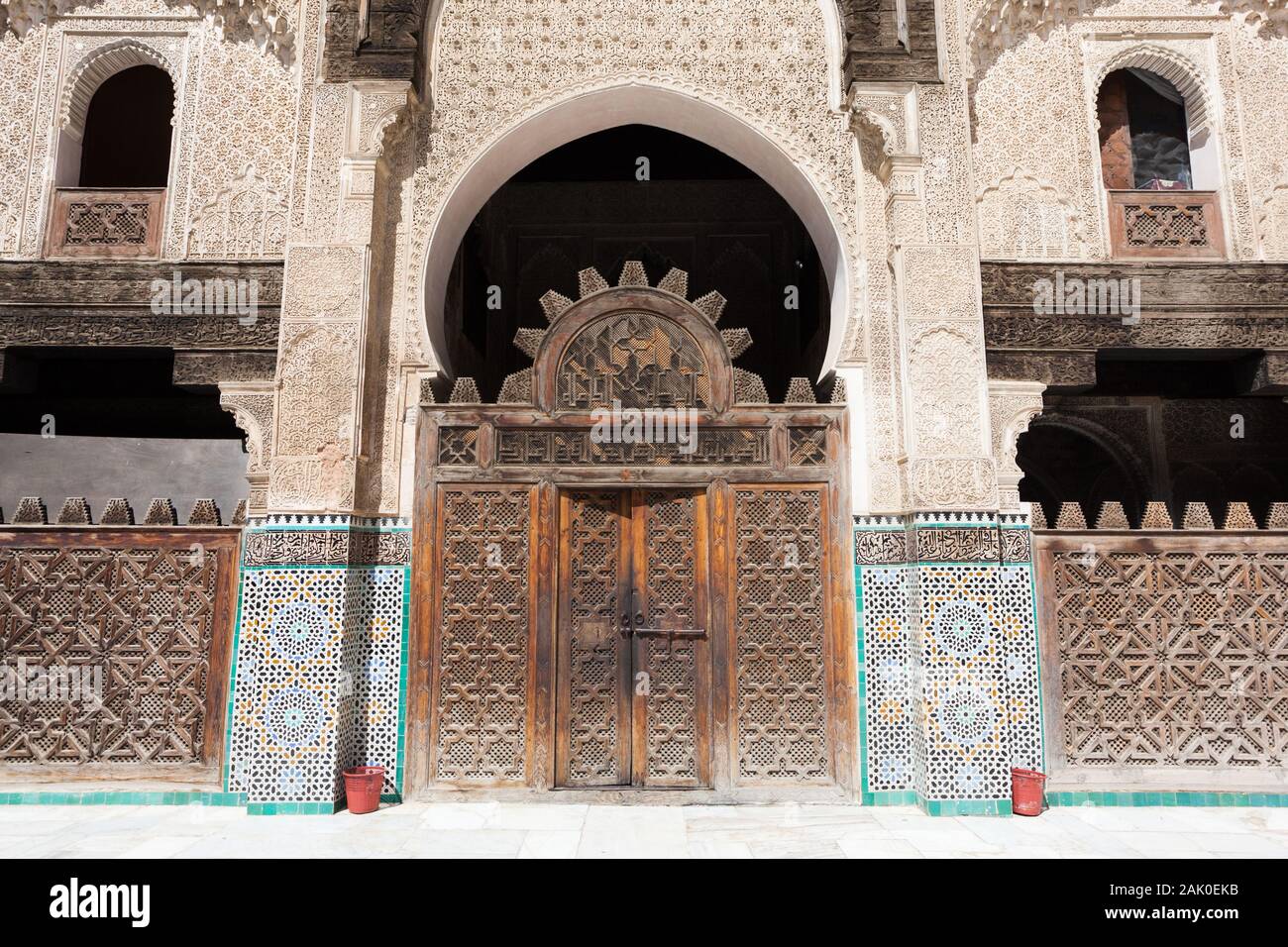 Die komplizierte Architektur auf dem Hof von Bou Inania Madrasa in Fes (Fez), Marokko Stockfoto