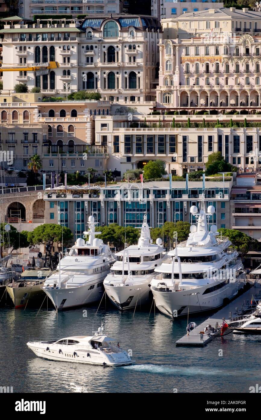 Apartment Gebäude, luxuriösen Yachten und Segelboote im Hafen Hercules Hafen, La Condamine, Fürstentum Monaco, Französische Riviera, Europa Stockfoto