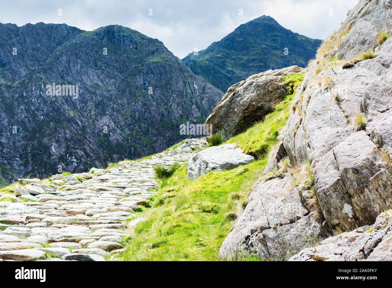 Stein weg in die Berge, selektiver Fokus, North Wales, Vereinigtes Königreich Stockfoto
