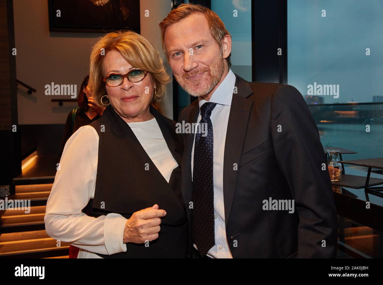 Hamburg, Deutschland. 06 Jan, 2020. Rita Russek und Roland Jankowsky, beide Akteure, die Rezeption anlässlich des Jubiläums "25 Jahre Wilsberg" teilnehmen. Quelle: Georg Wendt/dpa/Alamy leben Nachrichten Stockfoto