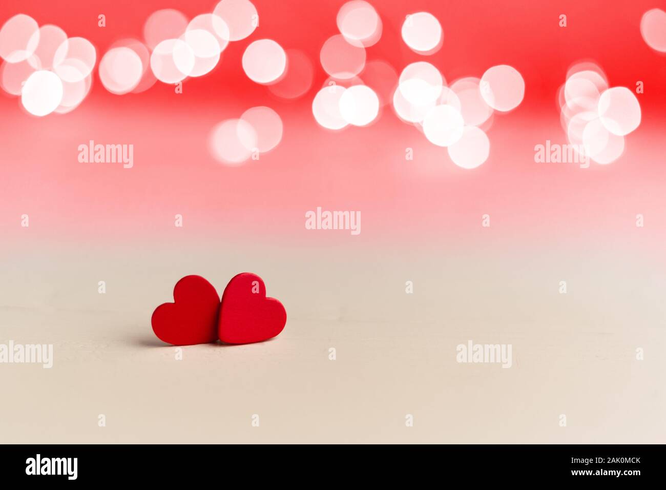 Zwei rote Herzen auf einen weißen Hintergrund mit Beleuchtung. Valentines Tag, Liebe, Romantik, dating Konzept mit Platz kopieren. Foto Valentinstag Karte Stockfoto
