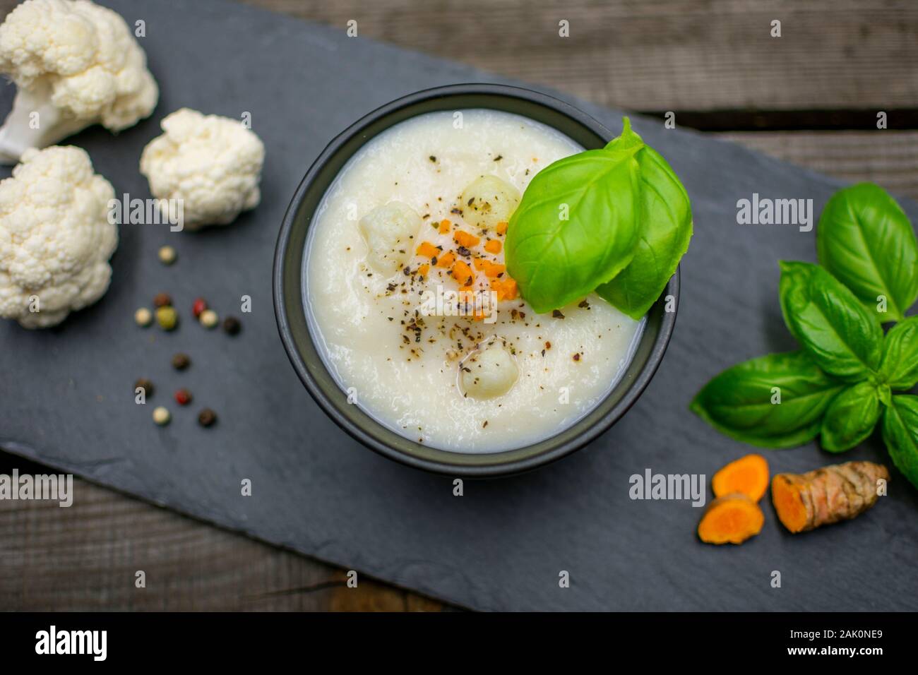 Blumenkohl Suppe mit frischen Gelbwurz und farbigen Pfeffer. Anzeigen von Stockfoto
