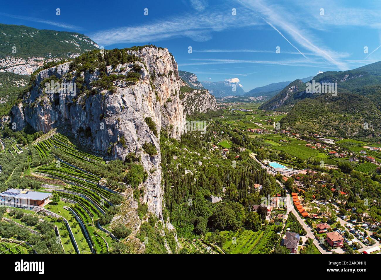 Landschaft - Tal mit Dorf zwischen Bergen, hoher Berg mit Weinbergen, Blick von Arco Schloss (Castello di Arco) in der Nähe des Lago di Garda, Italien Stockfoto