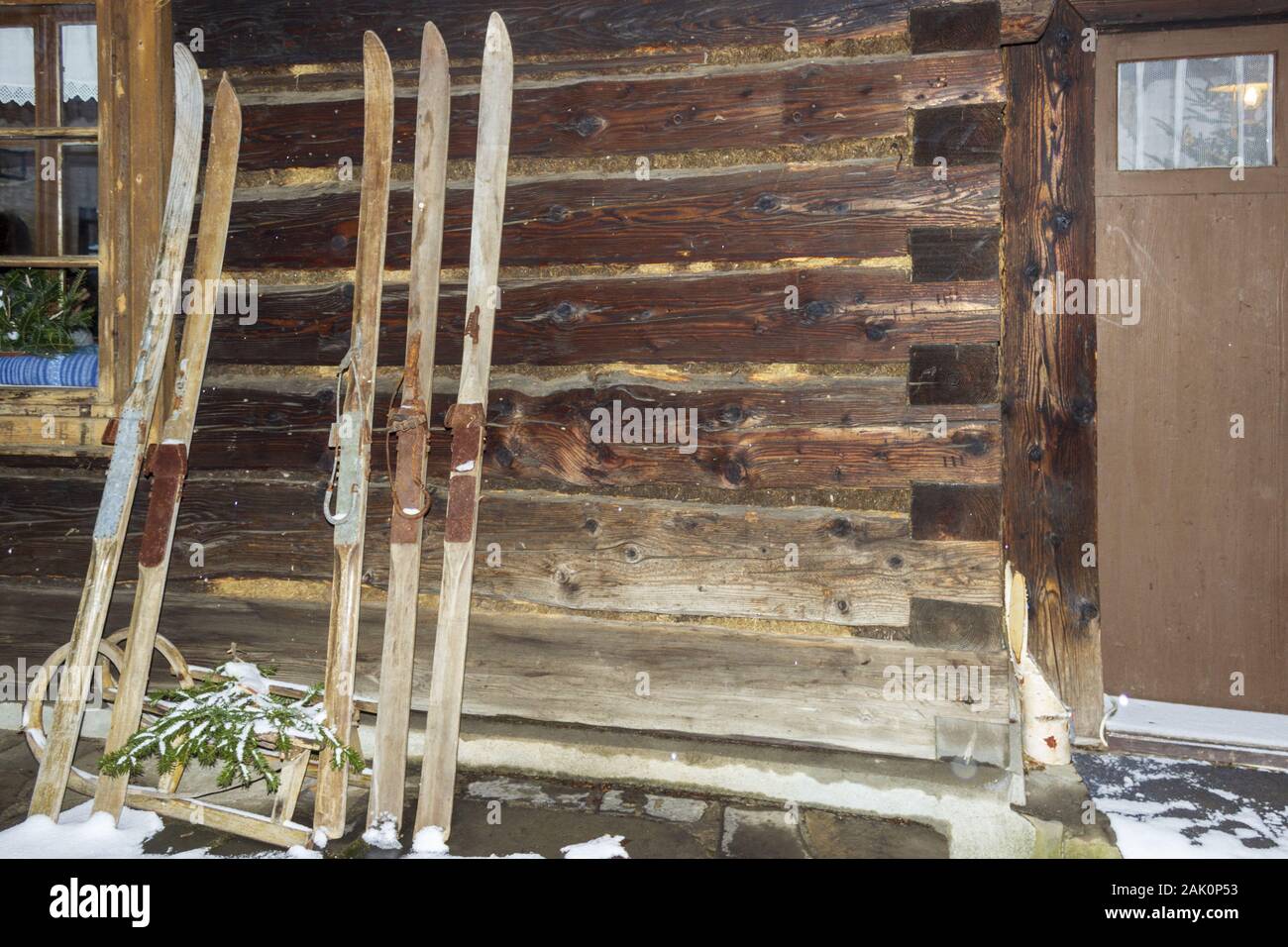 Retro Holz- Skier mit rostigen verbindliche lehnte sich auf Holzhütte in Freilichtmuseum in Roznov pod Radhostem in der Tschechischen Republik Stockfoto