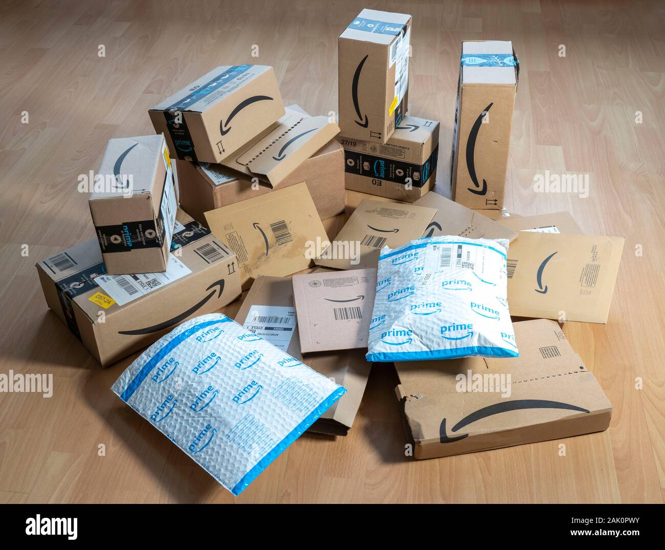 Pakete aus der Online Versandhändler Amazon, verschiedene Verpackungen,  Amazon Prime Stockfotografie - Alamy