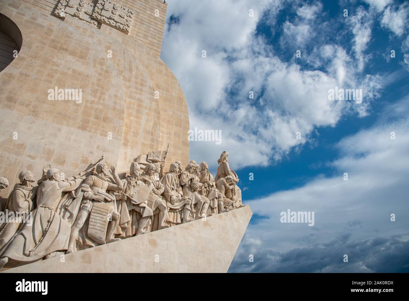 Die padrao dos Descobrimentos oder einem Monument der Entdeckungen gegen den blauen bewölkten Himmel. Stockfoto