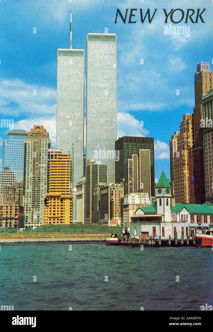 Ein historisches Postkartenbild des World Trade Centre aus dem Jahr 1997 mit zwei Türmen und dem Battery Park in New York City vor den Anschlägen von 9/11 und dem Zusammenbruch beider Türme Stockfoto
