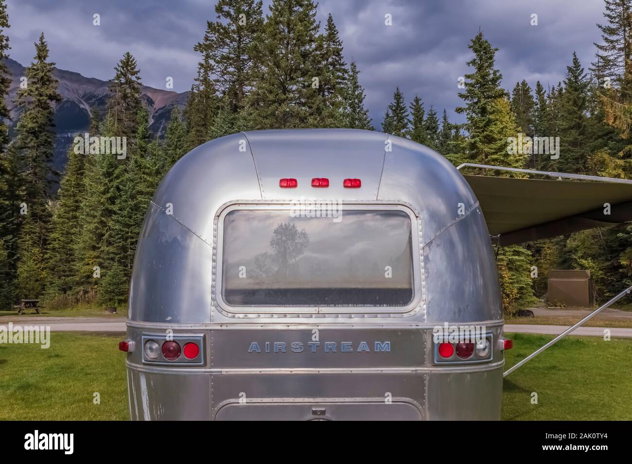 Airstream Trailer im September im Yoho National Park, British Columbia, Kanada [kein Eigentum Freigabe; für redaktionelle Lizenzierung nur verfügbar] Stockfoto