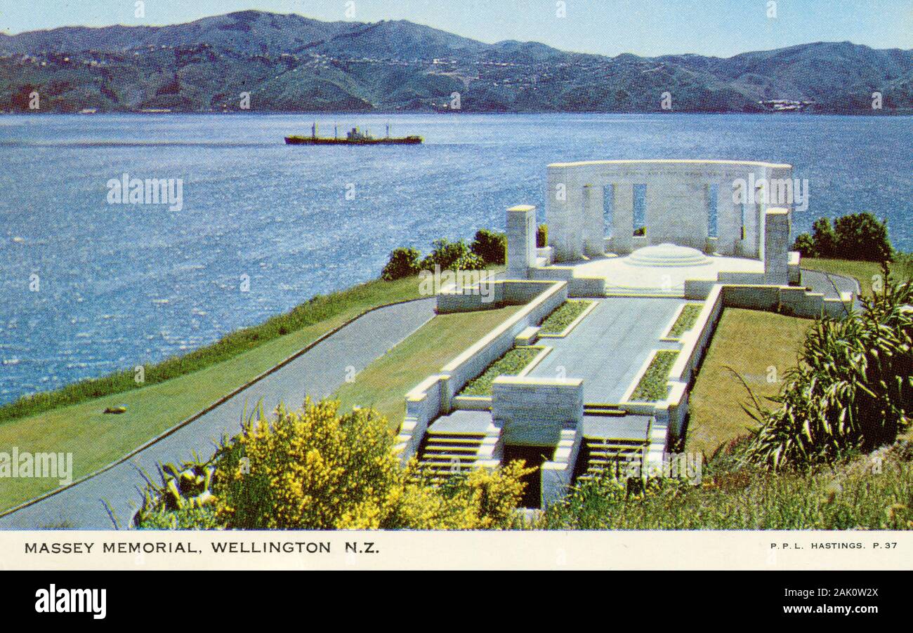 Eine historische Postkarte eines Schiffes, das das Massey Memorial im Hafen von Wellington, Neuseeland, passiert. Massey war von 1912 bis 1925 Ministerpräsident von Neuseeland. Als er im Amt starb, wurde die Gedenkstätte 1930 fertiggestellt. Die Postkarte wurde zwischen 1957 und 1960 von Pictorial Publications Ltd hergestellt, einem Unternehmen, das 1990 geschlossen hat. Stockfoto