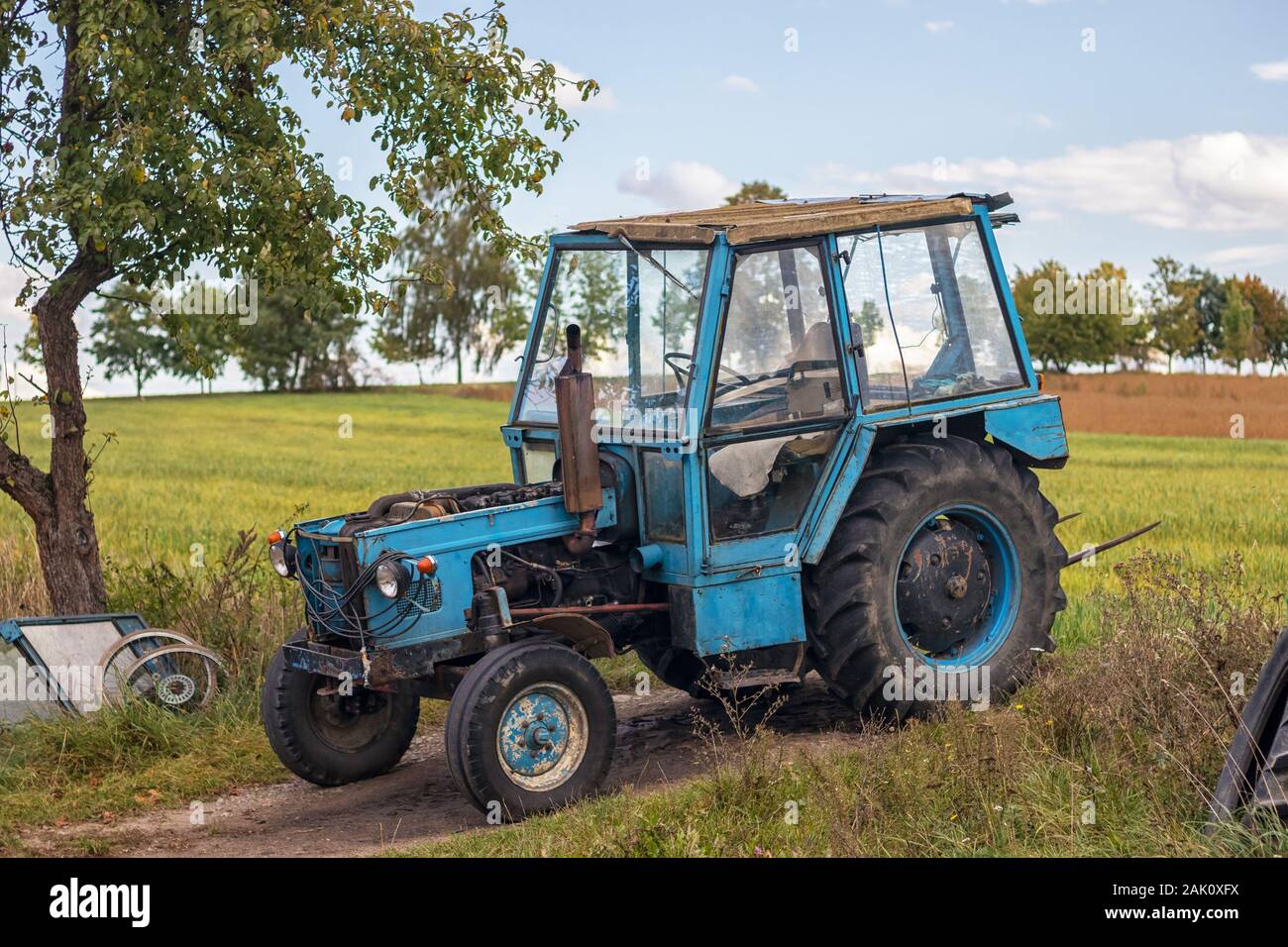 Alte blaue Traktor auf dem Feld geparkt, sonnigen Herbsttag Stockfoto