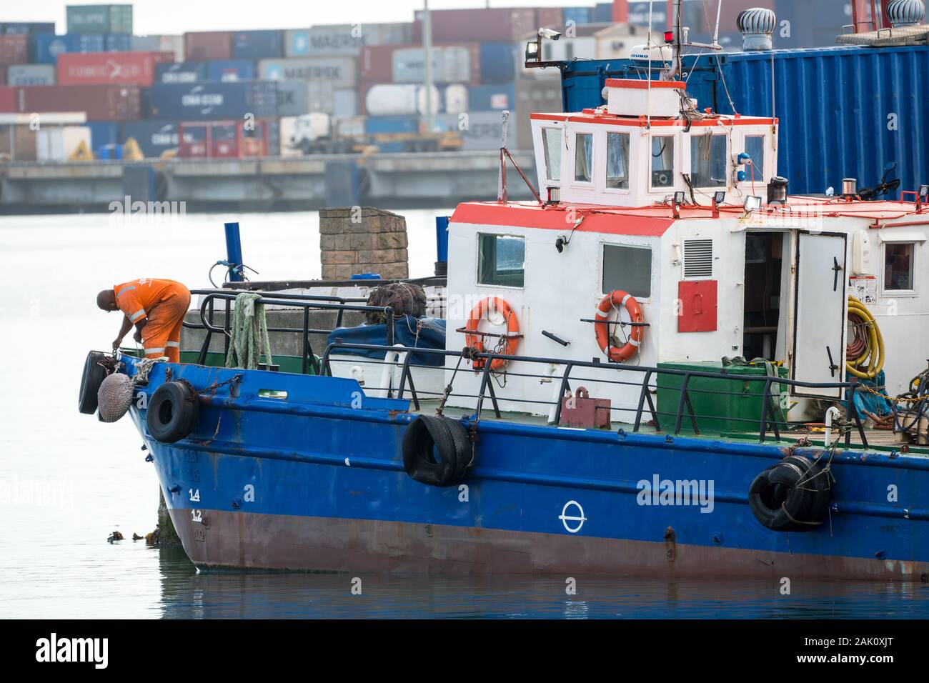 Arbeitnehmer oder Mitarbeiter Wartungs- oder Reparaturarbeiten, die auf einem Schiff, Boot, Schiff im Containerhafen im Table Bay Hafen angedockt, Kapstadt, Südafrika Stockfoto