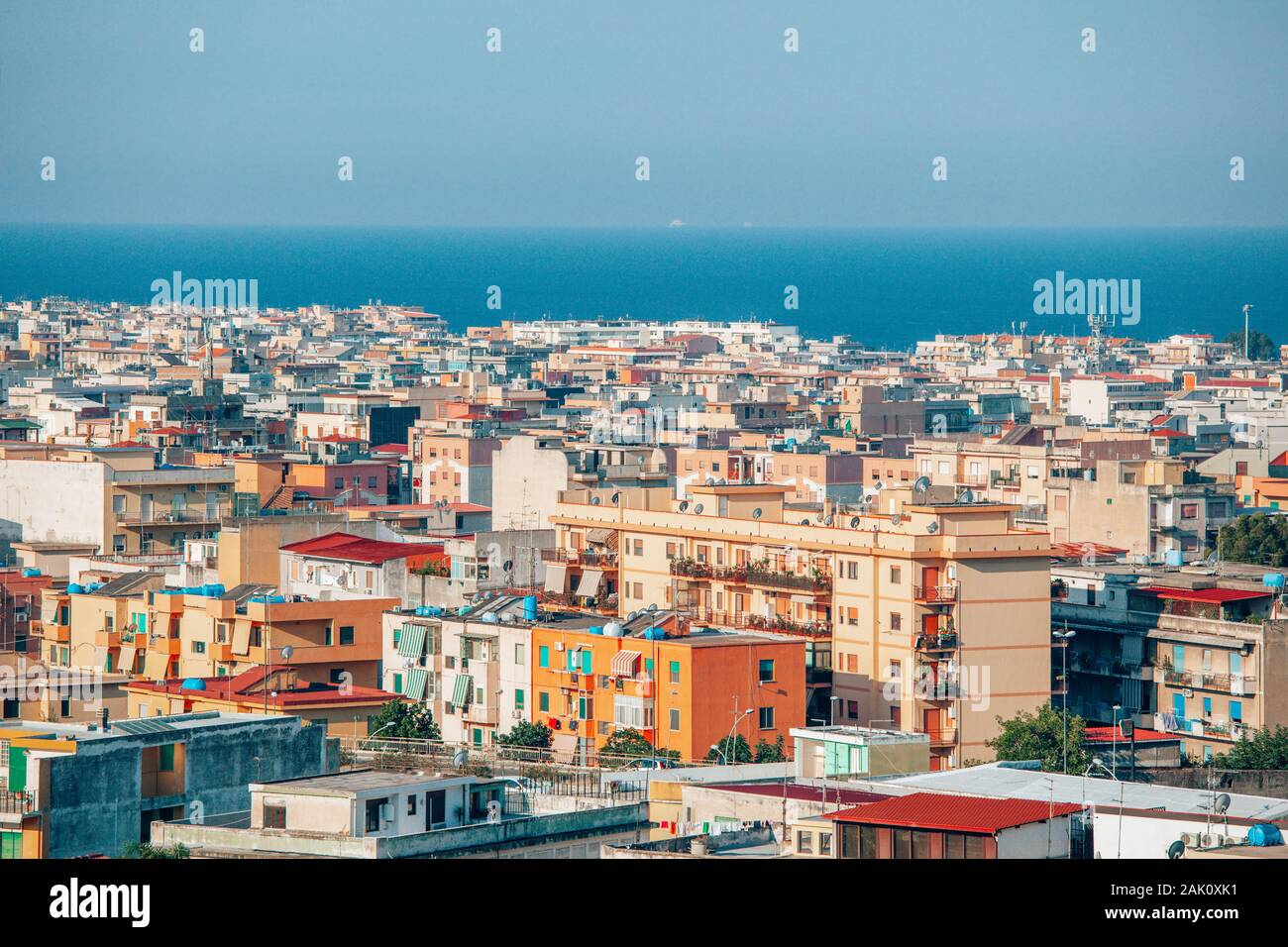 Wohn- Hochhäuser in Reggio Calabria, städtische Viertel vintage getönt, mit Blick auf die Meerenge von Messina Stockfoto