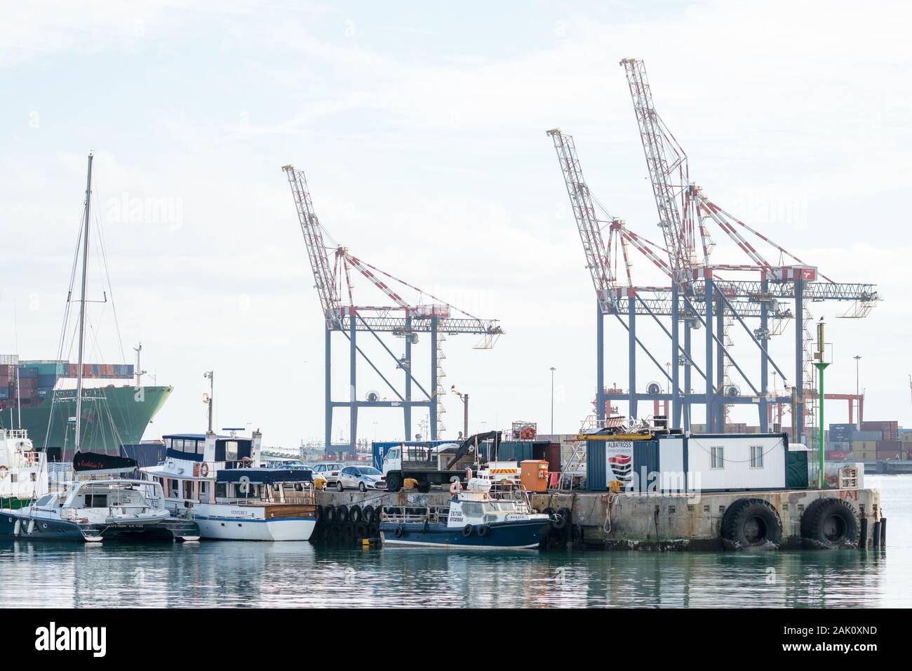 Blick auf den Containerhafen im Table Bay Harbor in Kapstadt, Südafrika Stockfoto