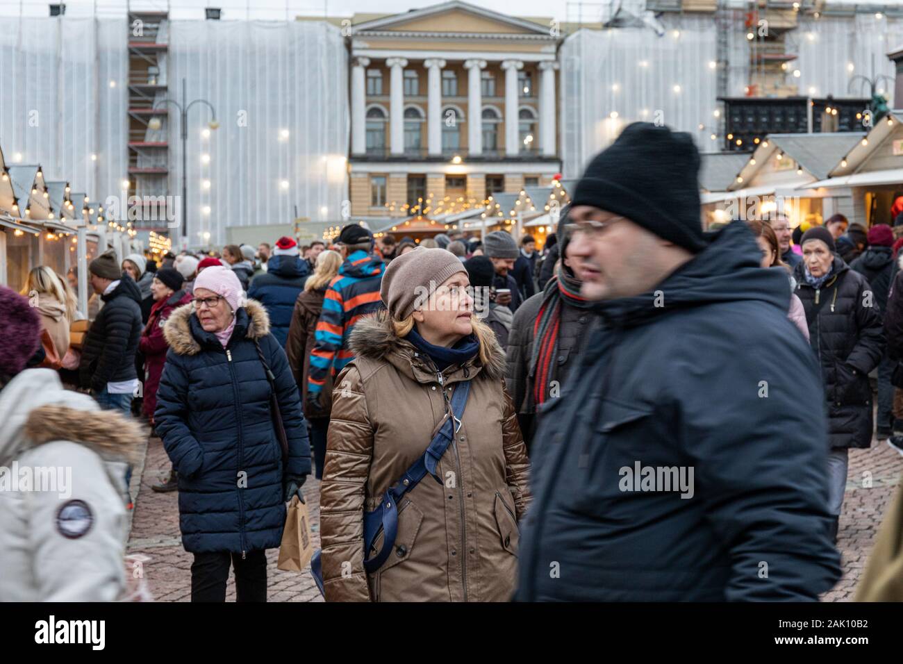 Zufällige Menschen am Senatsplatz Weihnachtsmarkt in Helsinki, Finnland Stockfoto
